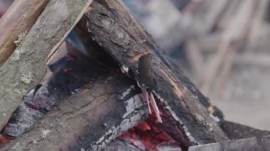 Izgaradaki ateşte yanan kömür odunundan çıkan ateş..