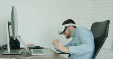 Sanal oyunlarda oynayan neşeli genç çocuk. Sanal gerçeklik kulaklık teknolojisi 3 boyutlu video oyunu, yenilik ve modern teknoloji.