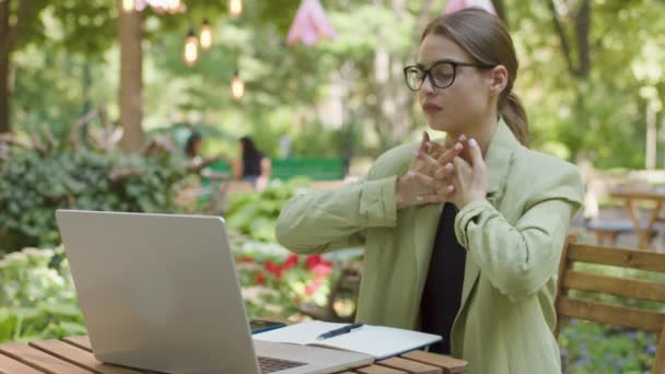 Joven Estudiante Estudia Aire Libre Mujer Joven Con Anteojos Sienta — Vídeos de Stock