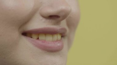 Genç bir kadının geniş gülümsemesi. Kirli ve dağınık dişlerden beyaz, temiz ve sağlıklı dişlere ikinci hareket. Diş bakımı prosedürlerinin tanıtımı kavramı