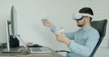 Artırılmış gerçeklik gözlüğü takan genç mimar, 3 boyutlu bir VFX modeli oluşturmak için hareketler kullanır..