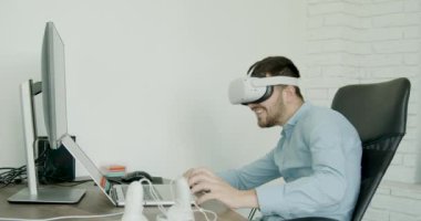 Futuristik video oyunu konsepti: Oturan oyuncu sanal gerçeklik kulaklığı takar ve artırılmış gerçeklikte harekete geçer