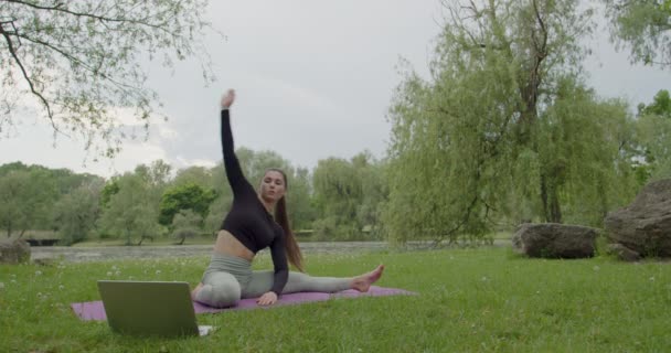 Vrouw Mediterend Die Lichte Oefening Doet Zen Yoga Meditatie Oefening — Stockvideo