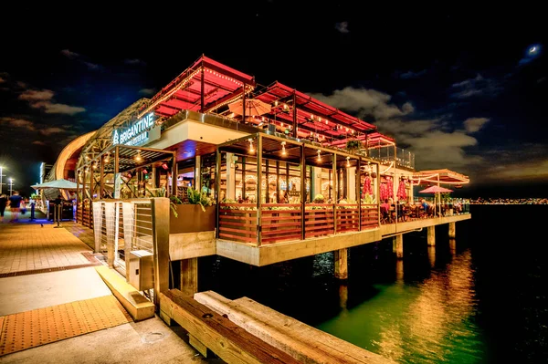 Sobre a água Brigantine Seafood restaurante no novo píer Portside em San Diego — Fotografia de Stock