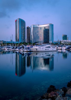 San Diego Marina 'da alacakaranlık havası çok güzel, yatlar ve Marriott Marquis oteli suya yansıyor.