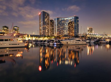 Marriott Marquis Otel ışıkları ve teknelerinin suya yansıması gibi San Diego Marina 'ya bakın.