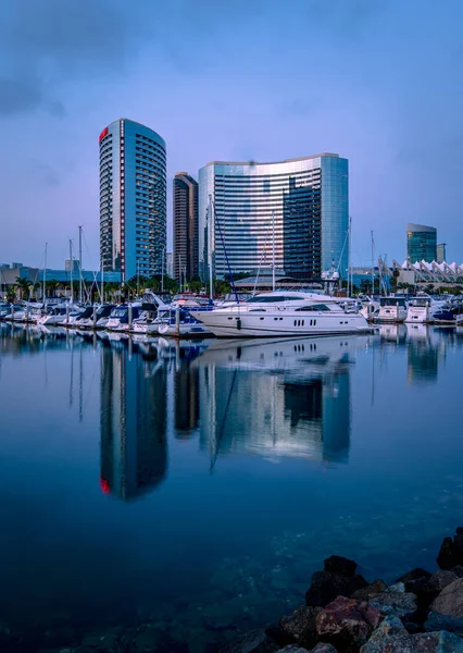 Beautiful twilight mood at the San Diego Marina, with yachts and the Marriott Marquis hotel reflected in the water — Stock Photo, Image