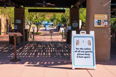 Kamu alanında 2 metre aralıklı tabela.