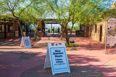 Arizona-Sonora Çöl Müzesi 'nin önündeki yeni yaz tabelası
