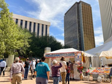 Tucson Yıllık Kendinle Tanış Festivali sırasında Tayland Gıda standında yemek kuyruğunda aç insanlar. 