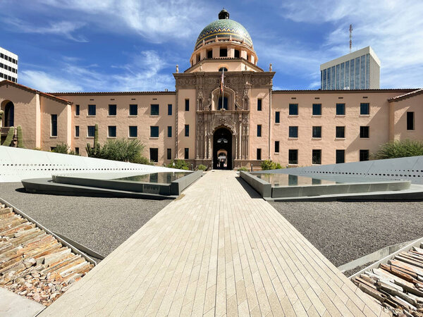 Недавно отремонтированный суд округа Олд Пима с современным фонтаном