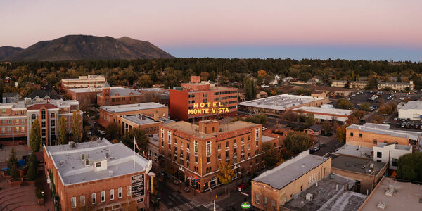 Отель "Виста" в историческом центре города в сумерках, сбит беспилотник
