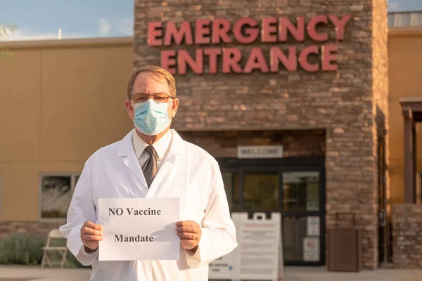 Akutläkaren håller skylt No Vaccine Mandate framför sjukhusentrén — Stockfoto