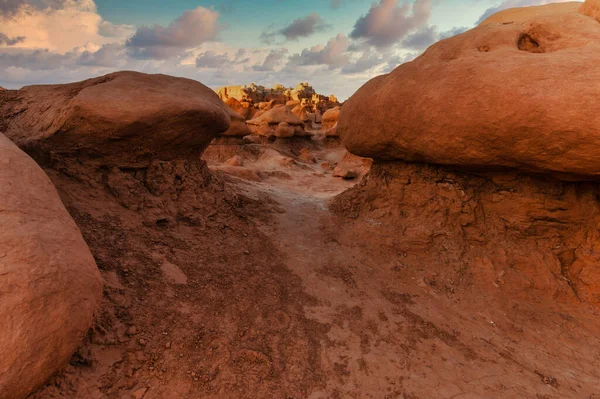 Formaciones rocosas inusuales en Utah con cielo nublado — Foto de Stock