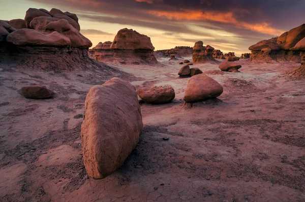 Surreal Utah Paisaje con rocas increíbles al atardecer — Foto de Stock