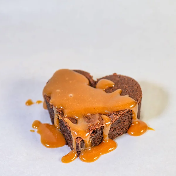 心形巧克力蛋糕蘸着美味的焦糖酱 — 图库照片