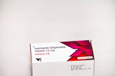 Beyaz arka planda COVID tedavisi için Ivermectin ilacı