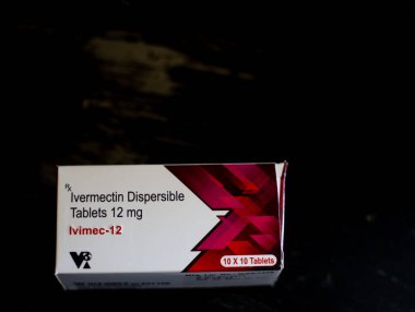 Koyu arkaplanda COVID tedavisi için Ivermectin ilacı