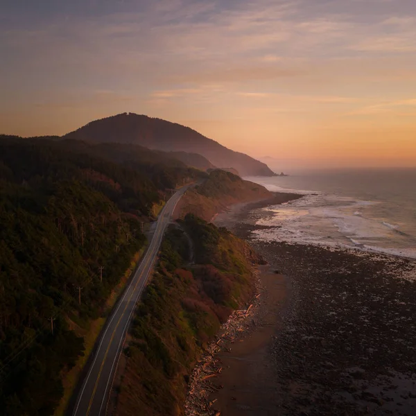 Linia brzegowa Oregon i autostrada 101 z Humbug Mountain o zachodzie słońca — Zdjęcie stockowe