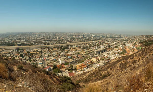 Tijuana, Meksika, Baja California manzarası. Önplana saçılmış çöp