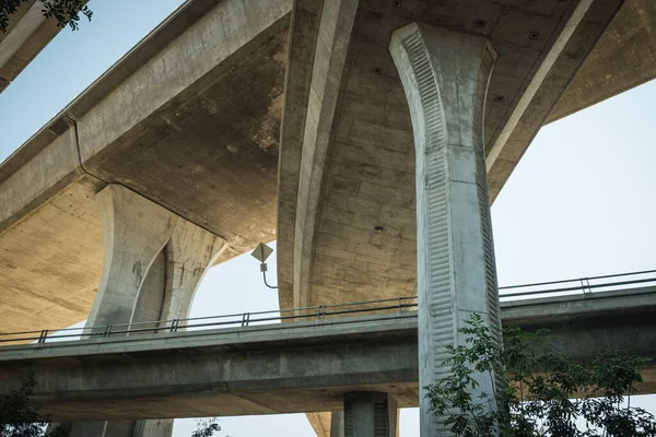 Słupy cementowe pod mostem autostradowym w San Diego. — Zdjęcie stockowe