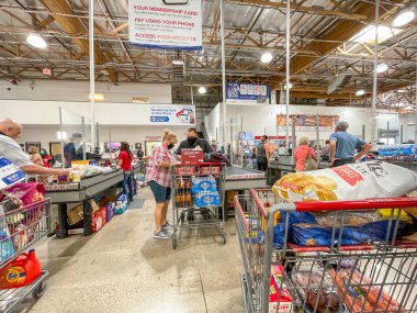 Costco toptan satış kuyruğundaki insanlar. 