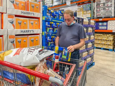 Costco Toptan Pazarındaki Erkek Tıraş Ürünlerini Seçiyor. 