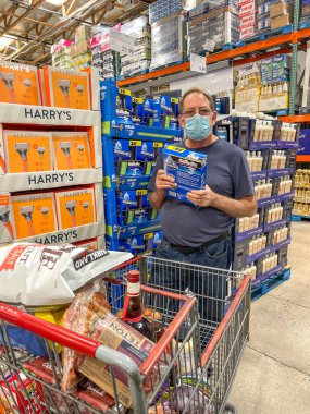 Costco Toptan Pazarındaki Erkek Tıraş Ürünlerini Seçiyor. 