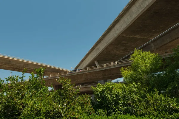 Pylônes de ciment sous le pont autoroutier de San Diego. — Photo