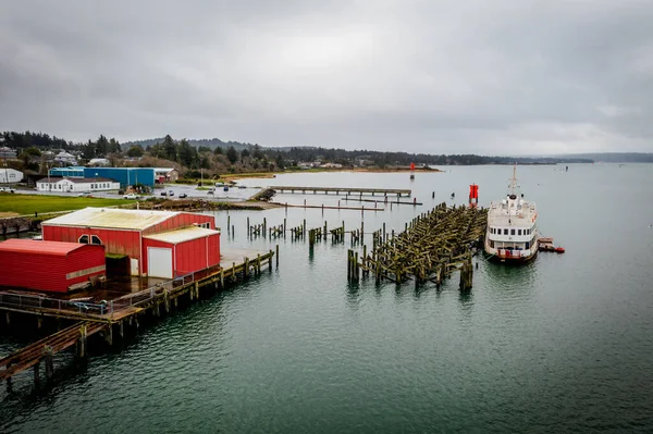 Gammal färja båt förtöjd vid Empire Dock i Coos Bay, Oregon, antenn — Stockfoto