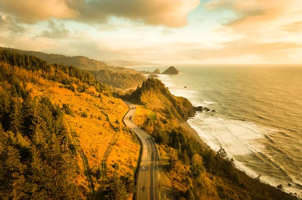 Автострада тихоокеанского побережья побережья Орегон на закате, вид с дрона — стоковое фото