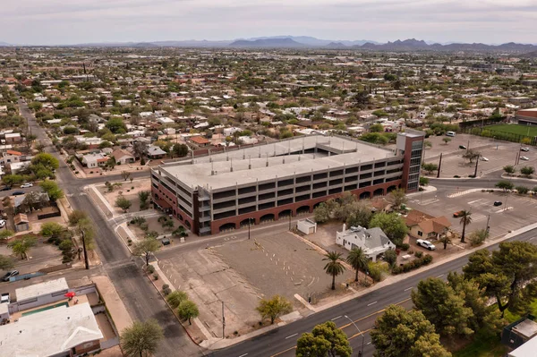 Многоуровневый пустой гараж и парковка в Тусоне, Аризона — стоковое фото