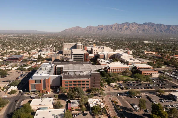 Flygfoto över stort sjukhus i Tucson Arizona, fågelperspektiv. — Stockfoto