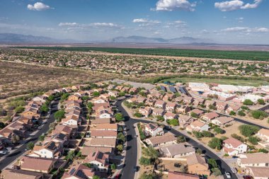 Arizona 'da, arka planda yeni evler ve dağlar olan bir yerleşim yeri. Havadan 