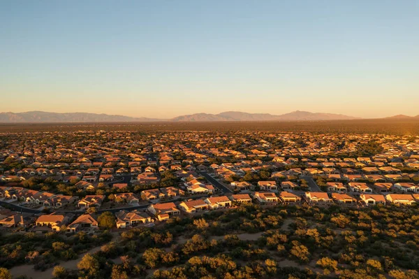 Barrio de clase media alta en Arizona, disparo de dron. —  Fotos de Stock