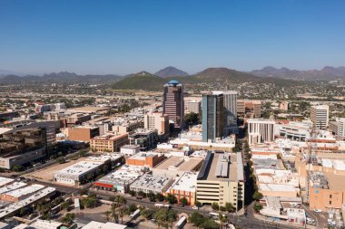 Tucson Arizona ufuk çizgisi Sentinel Peak, ya da A Mountain, insansız hava aracı manzaralı.