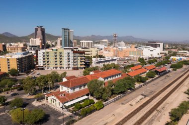 Tucson Arizona tren istasyonu. Arka planda ufuk çizgisi var. Hava fotoğrafı.