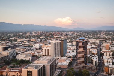 Tucson Arizona şehir merkezindeki binalar. Uzaktaki Catalina Dağları. 