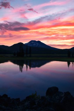Oregon Kıvılcımları kıvrımlı gün doğumu bulutları ve yansımalarıyla