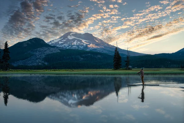 Peddel boarder op Sparks Lake met besneeuwde berg — Stockfoto