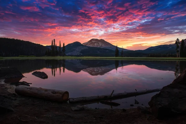 Doblar Oregon chispas lago con vibrantes nubes de salida del sol y reflejos — Foto de Stock