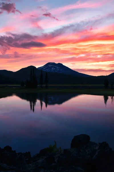 Buig Oregon Sparks Lake met levendige zonsopgang wolken en reflecties — Stockfoto