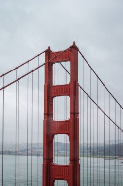 San Francisco Golden Gate Köprüsü, ABD. Kırmızı kulenin dikey görüntüsü