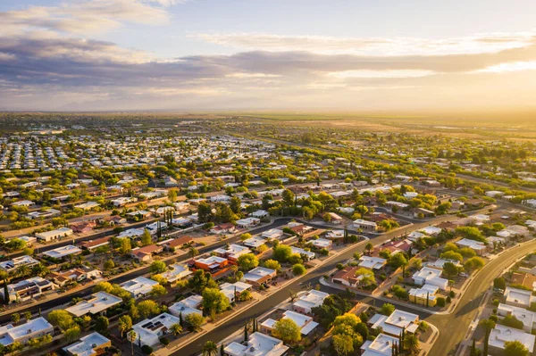 Green Valley, Arizona 'da gündoğumu, popüler bir emekliler topluluğu. 