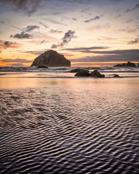 Face Rock Bandon Oregon avec gros plan d'ondulations dans le sable sur la plage — Photo