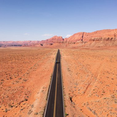 Arabalar Kuzey Arizona 'da otobanda seyahat ederler.