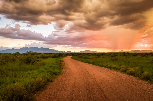 Coucher de soleil vibrant à Sonoita Arizona, route menant au loin. — Photo