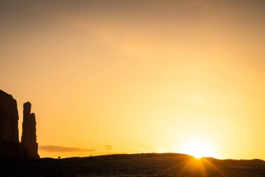 Anıt Vadisi 'ndeki canlı gündoğumlu kaya oluşumlarının silueti 