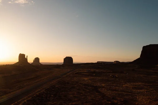Camino pasando por Monument Valley al amanecer — Foto de Stock