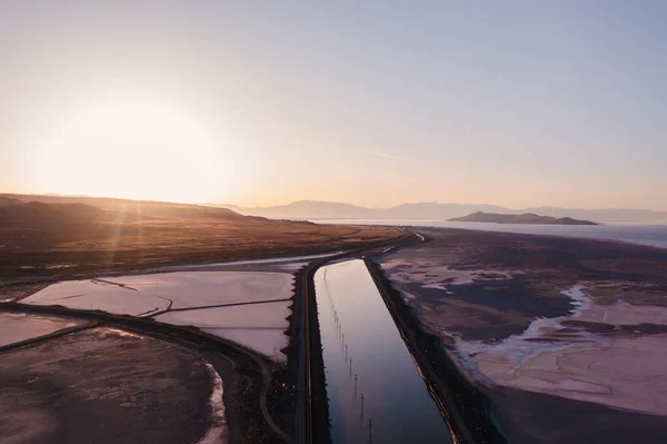 Scenic view of Pink Salt Lake and Great Salt Lake, Utah — Stock Photo, Image